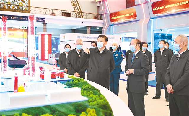 十月二十六日,中共中央总书记、国家主席、中央军委主席习近平在北京展览馆参观国家“十三五”科技创新成就展。新华社记者 谢环驰 摄